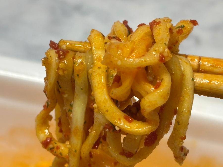 「これはピザか、焼そばか？」明星×ピザハットの新作焼そば「マルゲリータ味」を食べてみた