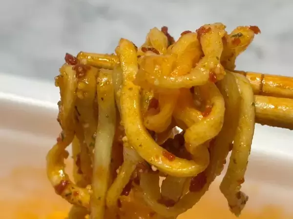 「「これはピザか、焼そばか？」明星×ピザハットの新作焼そば「マルゲリータ味」を食べてみた」の画像