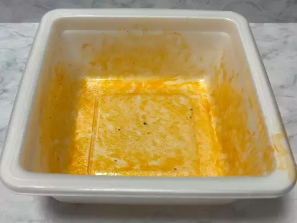 「「これはピザか、焼そばか？」明星×ピザハットの新作焼そば「マルゲリータ味」を食べてみた」の画像