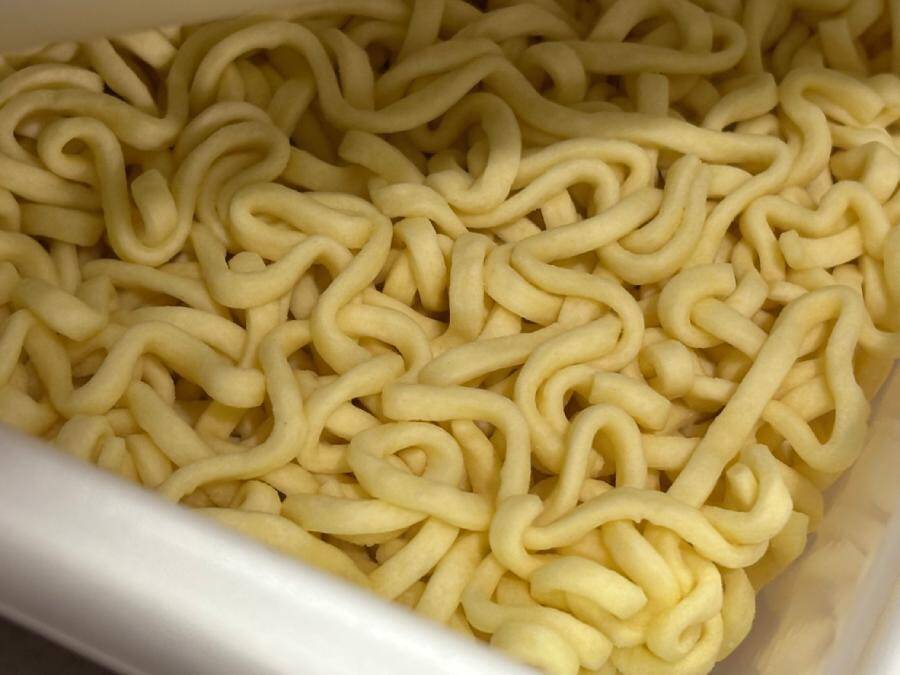 「これはピザか、焼そばか？」明星×ピザハットの新作焼そば「マルゲリータ味」を食べてみた