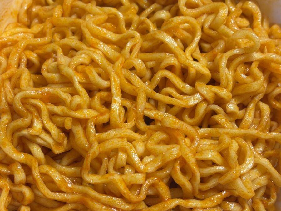 「これはピザか、焼そばか？」明星×ピザハットの新作焼そば「マルゲリータ味」を食べてみた