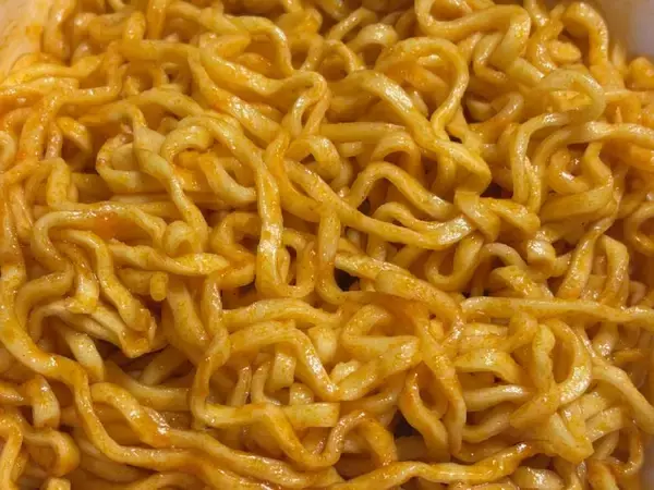 「「これはピザか、焼そばか？」明星×ピザハットの新作焼そば「マルゲリータ味」を食べてみた」の画像