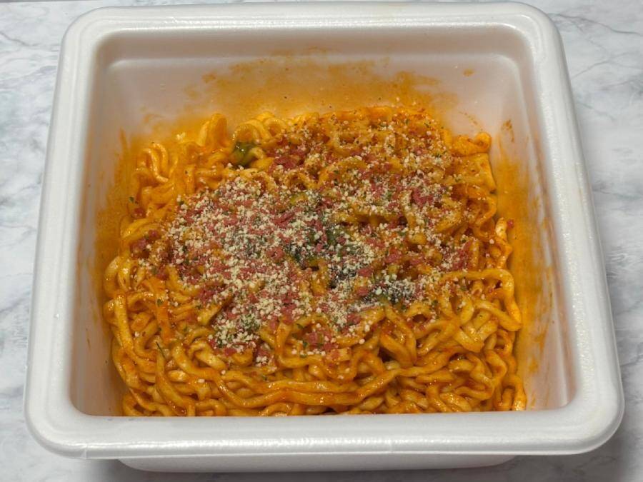 「これはピザか、焼そばか？」明星×ピザハットの新作焼そば「マルゲリータ味」を食べてみた