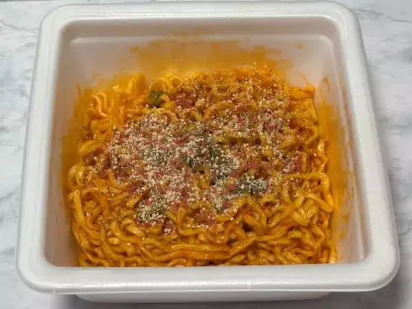 「「これはピザか、焼そばか？」明星×ピザハットの新作焼そば「マルゲリータ味」を食べてみた」の画像