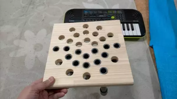 「塩ビ製パイプの穴に指を出し入れ“演奏”　シンプルだけどコツの要るオリジナル楽器「SPOT（スポッと）」」の画像