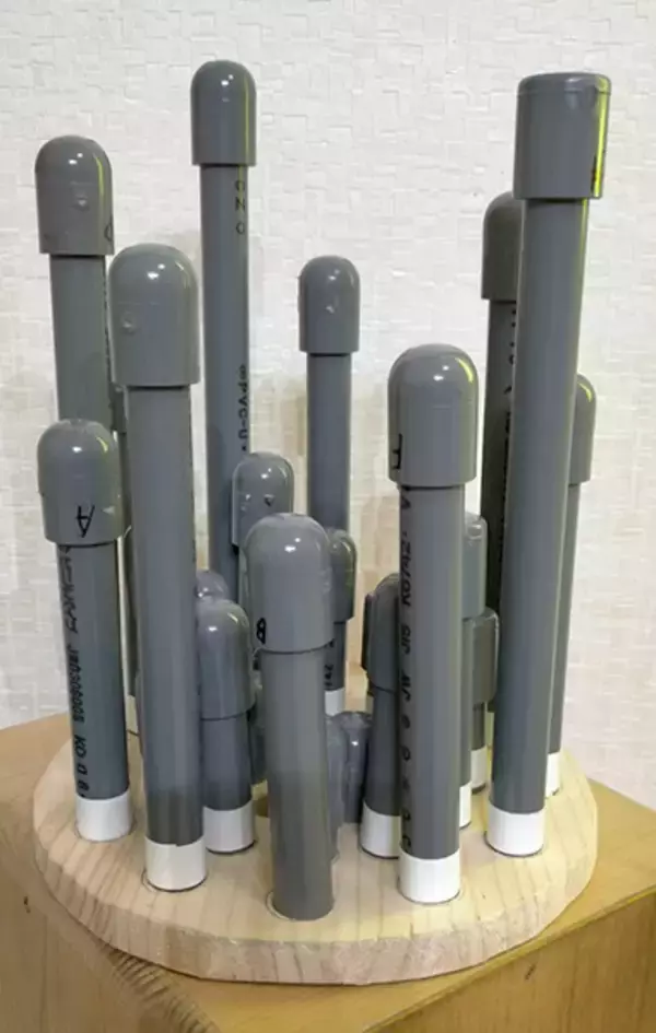 「塩ビ製パイプの穴に指を出し入れ“演奏”　シンプルだけどコツの要るオリジナル楽器「SPOT（スポッと）」」の画像