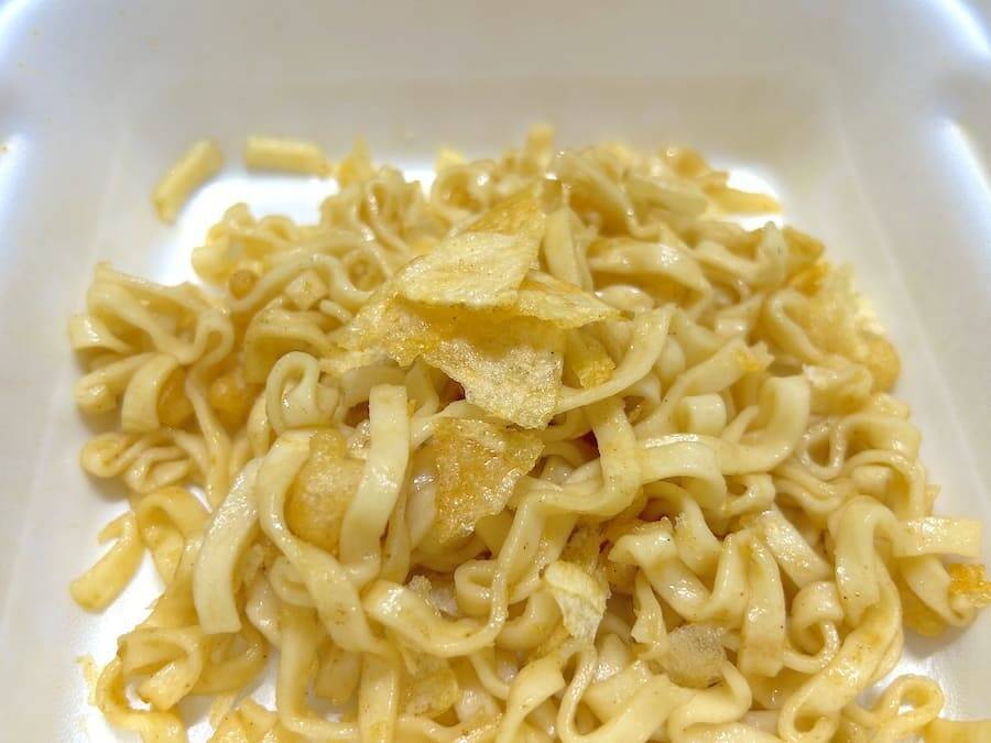 「コンソメ味の汁なしうどん」という衝撃……！東洋水産×カルビーの新作、美味すぎるんだが？
