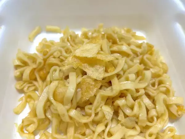 「「コンソメ味の汁なしうどん」という衝撃……！東洋水産×カルビーの新作、美味すぎるんだが？」の画像