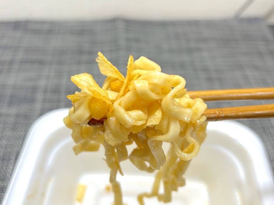 「コンソメ味の汁なしうどん」という衝撃……！東洋水産×カルビーの新作、美味すぎるんだが？