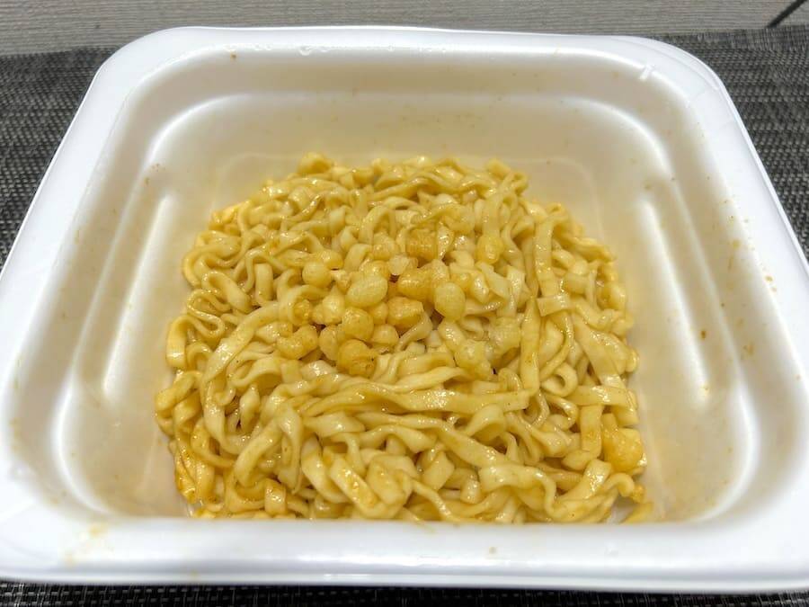 「コンソメ味の汁なしうどん」という衝撃……！東洋水産×カルビーの新作、美味すぎるんだが？