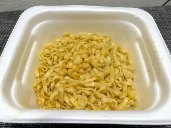 「「コンソメ味の汁なしうどん」という衝撃……！東洋水産×カルビーの新作、美味すぎるんだが？」の画像