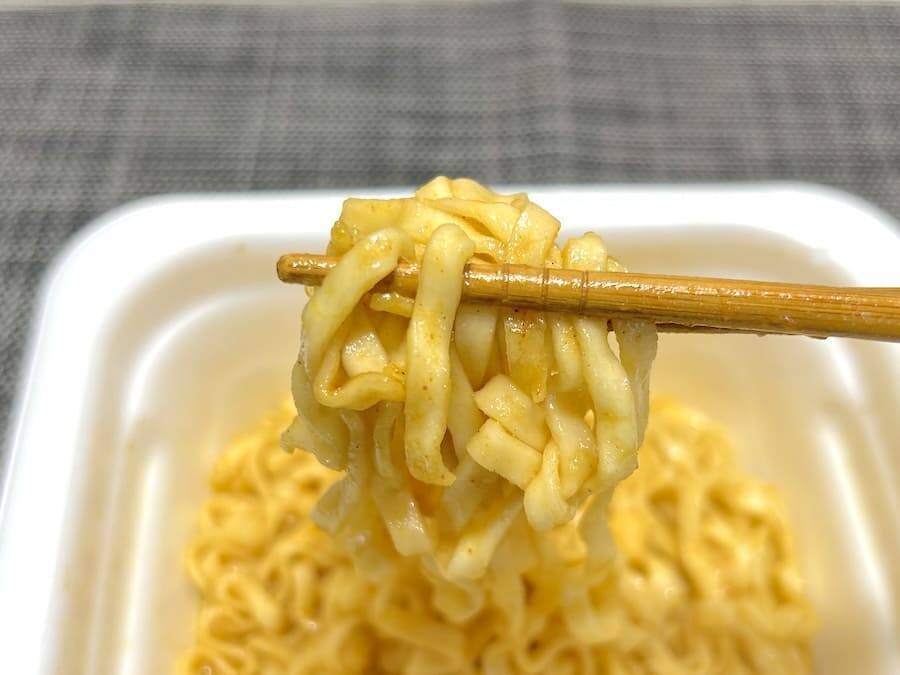 「コンソメ味の汁なしうどん」という衝撃……！東洋水産×カルビーの新作、美味すぎるんだが？