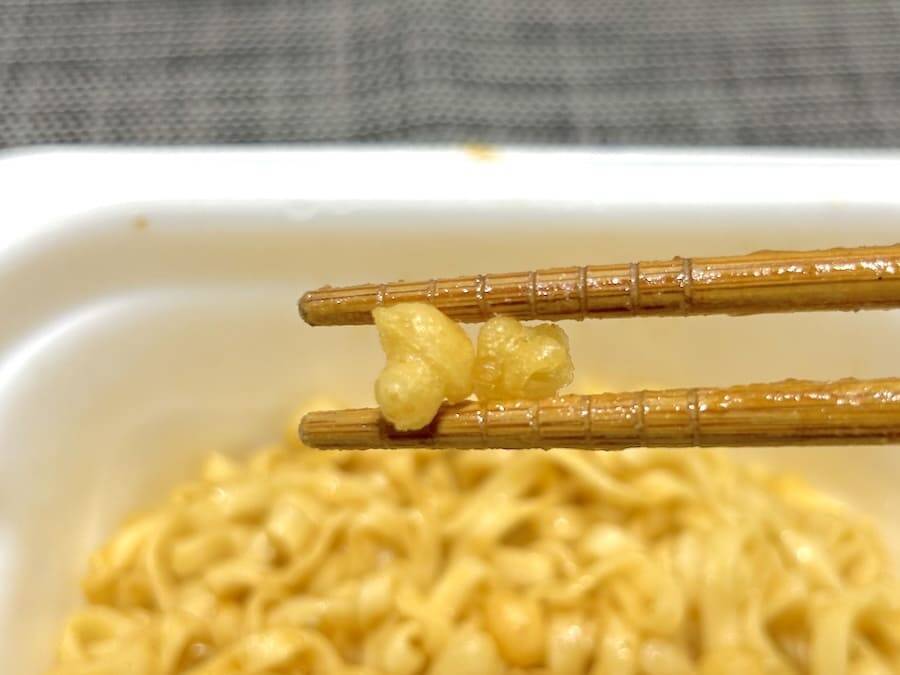 「コンソメ味の汁なしうどん」という衝撃……！東洋水産×カルビーの新作、美味すぎるんだが？
