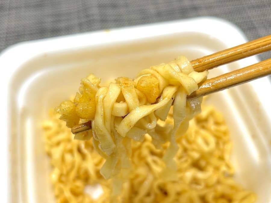 「コンソメ味の汁なしうどん」という衝撃……！東洋水産×カルビーの新作、美味すぎるんだが？