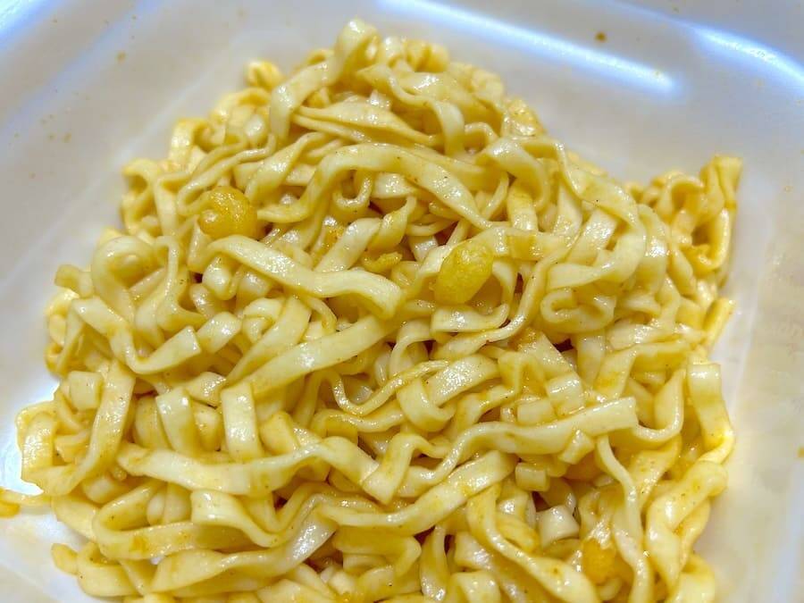 「コンソメ味の汁なしうどん」という衝撃……！東洋水産×カルビーの新作、美味すぎるんだが？