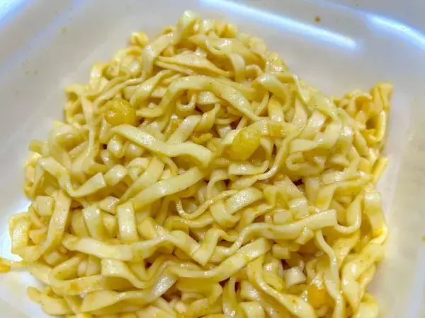 「「コンソメ味の汁なしうどん」という衝撃……！東洋水産×カルビーの新作、美味すぎるんだが？」の画像