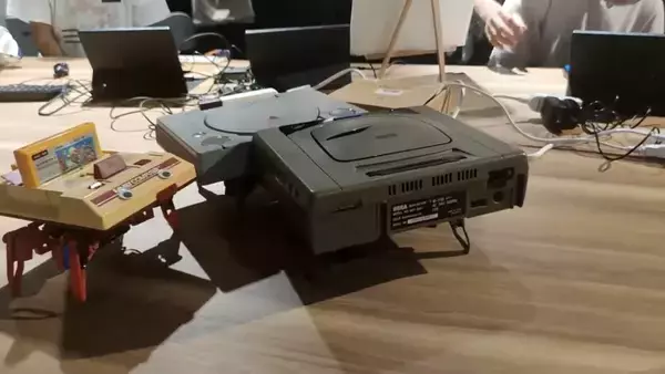 「プレステVSサターンが令和に再び激突　「次世代ゲーム機戦争（物理）」勃発」の画像