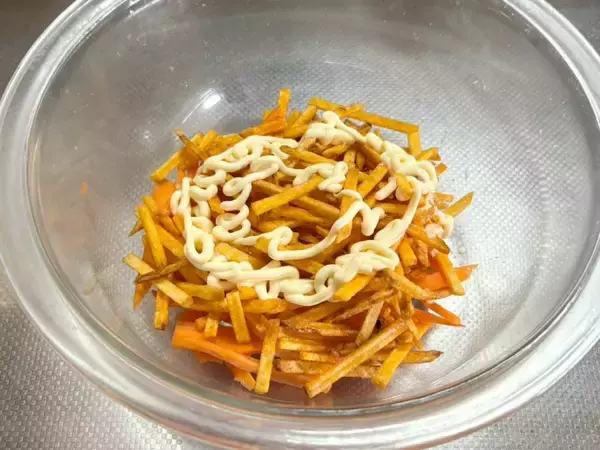 「湖池屋公式おすすめの「カラムーチョにんじん」作ってみた　唐辛子とマヨネーズの相性が良すぎる」の画像
