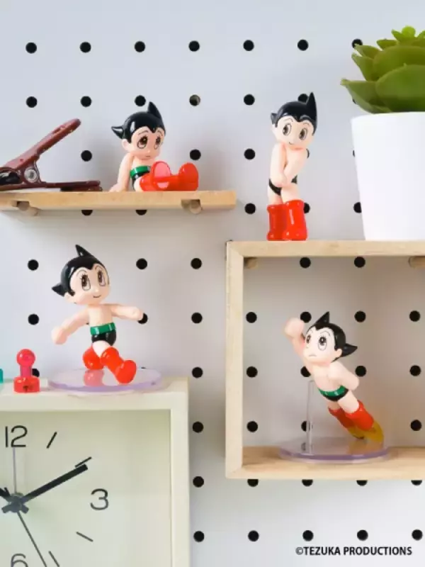 「アトムがカプセルトイに　「しゅっぱつ」「こうしん」など全4種を展開」の画像