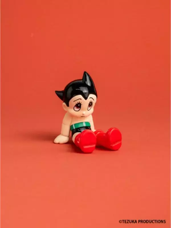 「アトムがカプセルトイに　「しゅっぱつ」「こうしん」など全4種を展開」の画像
