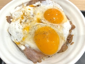 黄身を割ったら味が化けた　松屋「今治焼豚玉子飯」は予想以上の満足感