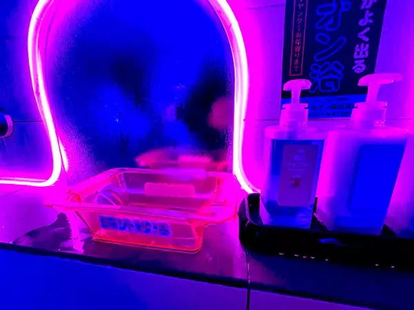 「違和感満載のサイケな銭湯でほっこり入浴　蒲田で開催「脳汁銭湯」体験レポート」の画像