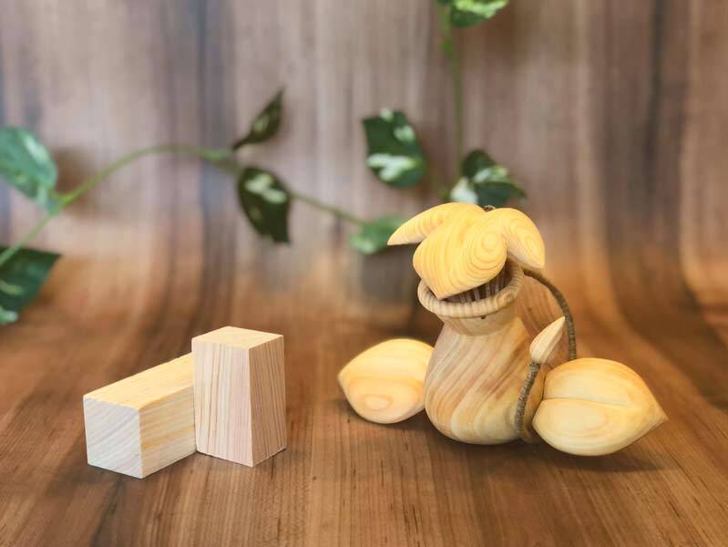 頭の葉っぱは可動式　ポケモン木彫ファンアート「ウツボットの爪楊枝入れ」