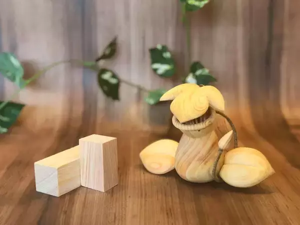 「頭の葉っぱは可動式　ポケモン木彫ファンアート「ウツボットの爪楊枝入れ」」の画像