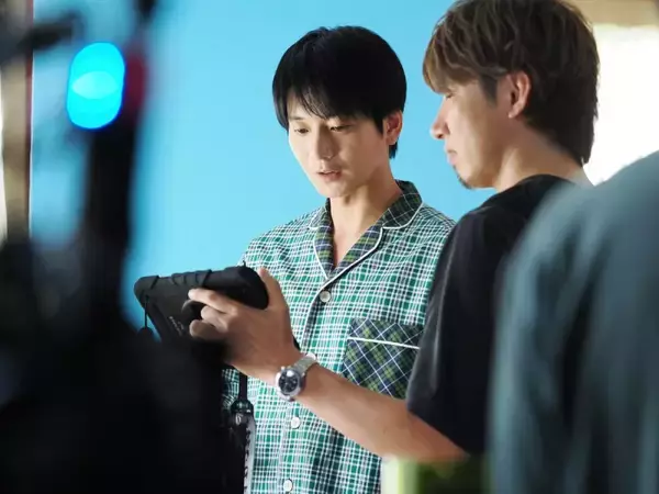 「現代と未来の向井理がエスカップ新CMで共演　「自分と共演するということは初めて……ですね」」の画像