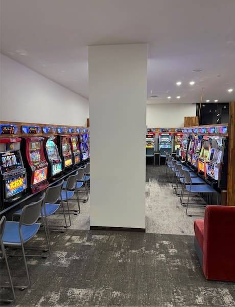 ここが温泉旅館に！？宿泊客なら誰でも無料のパチスロルームに「すごい景色」