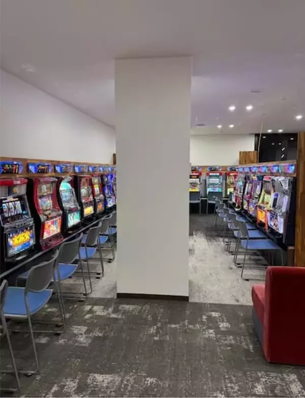 「ここが温泉旅館に！？宿泊客なら誰でも無料のパチスロルームに「すごい景色」」の画像