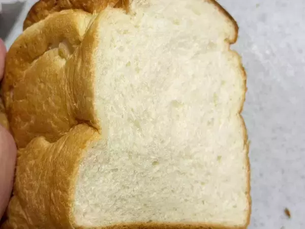 「食パンがうまく切れない問題、解決策は「温めた包丁」だった　マルエツ公式の裏ワザを試してみた」の画像