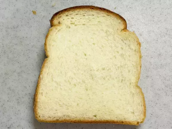 「食パンがうまく切れない問題、解決策は「温めた包丁」だった　マルエツ公式の裏ワザを試してみた」の画像