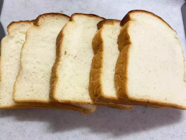 「食パンがうまく切れない問題、解決策は「温めた包丁」だった　マルエツ公式の裏ワザを試してみた」の画像