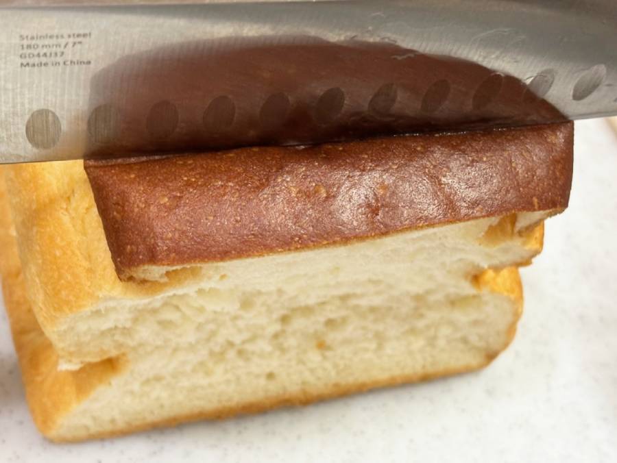 食パンがうまく切れない問題、解決策は「温めた包丁」だった　マルエツ公式の裏ワザを試してみた