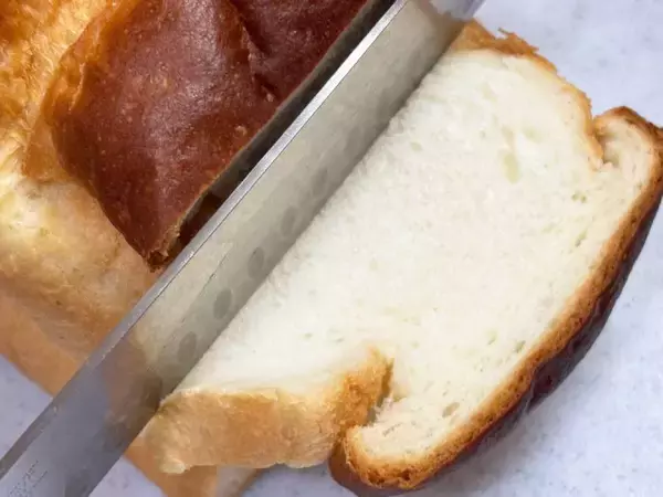 「食パンがうまく切れない問題、解決策は「温めた包丁」だった　マルエツ公式の裏ワザを試してみた」の画像