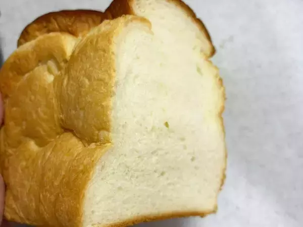 「食パンがうまく切れない問題、解決策は「温めた包丁」だった　マルエツ公式の裏ワザを試してみた」の画像