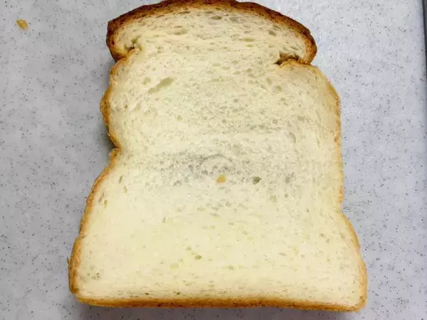 「食パンがうまく切れない問題、解決策は「温めた包丁」だった　マルエツ公式の裏ワザを試してみた」の画像