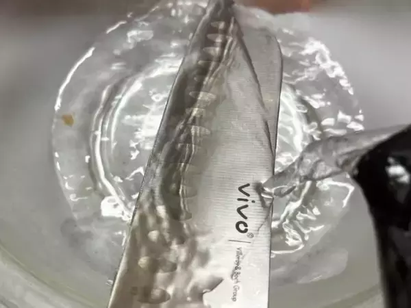 「食パンがうまく切れない問題、解決策は「温めた包丁」だった　マルエツ公式の裏ワザを試してみた」の画像