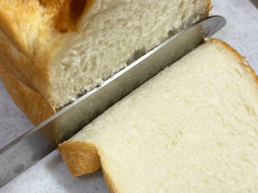食パンがうまく切れない問題、解決策は「温めた包丁」だった　マルエツ公式の裏ワザを試してみた