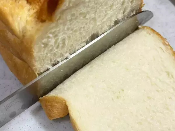 「食パンがうまく切れない問題、解決策は「温めた包丁」だった　マルエツ公式の裏ワザを試してみた」の画像