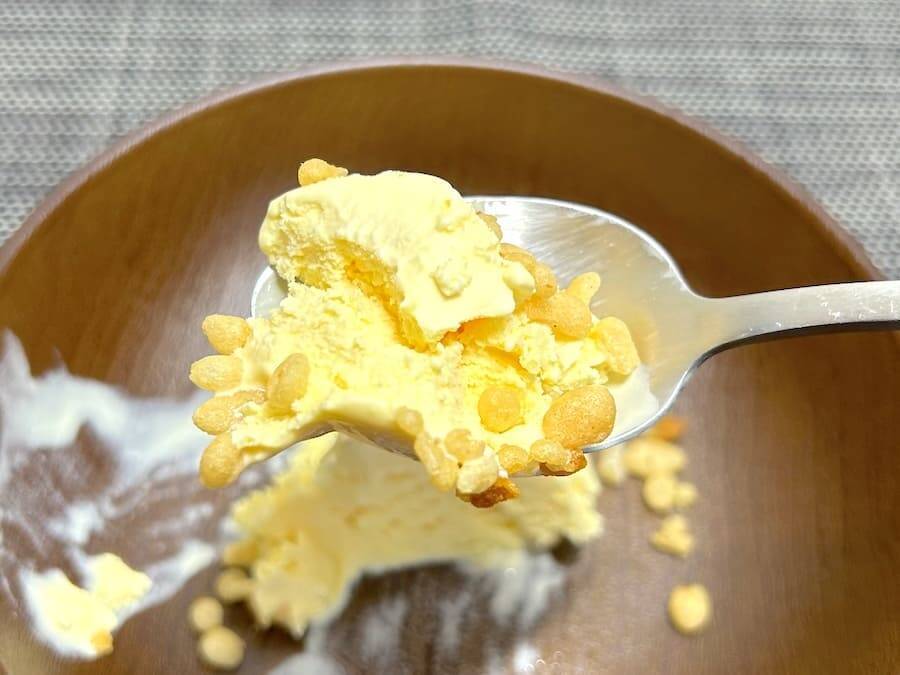 天かす×アイスがSNSで話題　オタフク公式「天華アイス」を試したら“追い天かす”していた