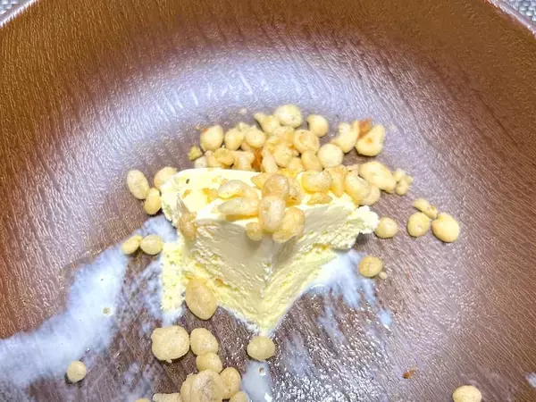 「天かす×アイスがSNSで話題　オタフク公式「天華アイス」を試したら“追い天かす”していた」の画像