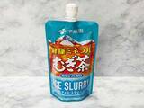 「暑すぎる夏に「凍らせて揉むむぎ茶」　伊藤園のアイススラリーを飲んでみた」の画像1
