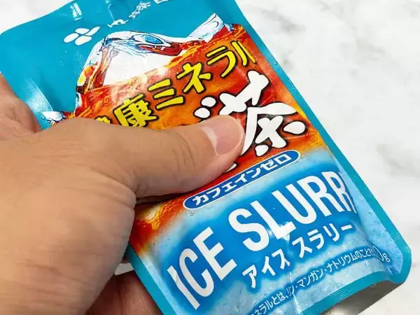 「暑すぎる夏に「凍らせて揉むむぎ茶」　伊藤園のアイススラリーを飲んでみた」の画像