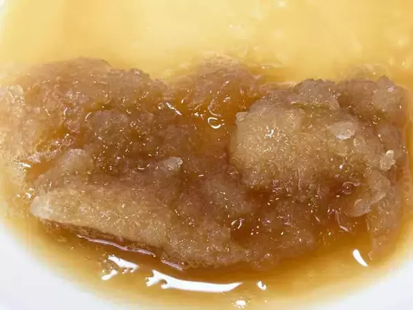 「暑すぎる夏に「凍らせて揉むむぎ茶」　伊藤園のアイススラリーを飲んでみた」の画像