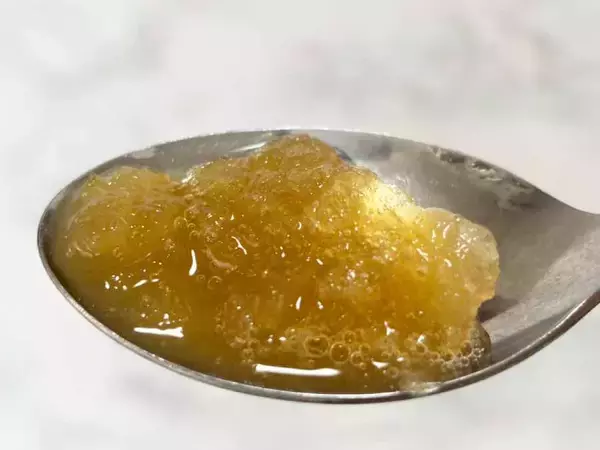 「暑すぎる夏に「凍らせて揉むむぎ茶」　伊藤園のアイススラリーを飲んでみた」の画像