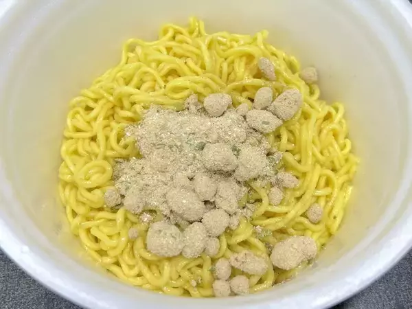 「「フライドチキン味まぜそば」を実食！ザクザクでギトギトなリピ確定の一品」の画像