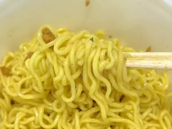 「「フライドチキン味まぜそば」を実食！ザクザクでギトギトなリピ確定の一品」の画像