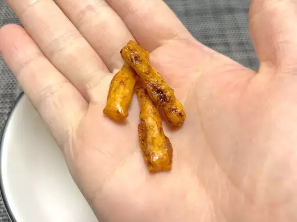 「井の頭公園で「死神大魔王」を発見！禍々しすぎる見た目の“激辛菓子”を実食」の画像